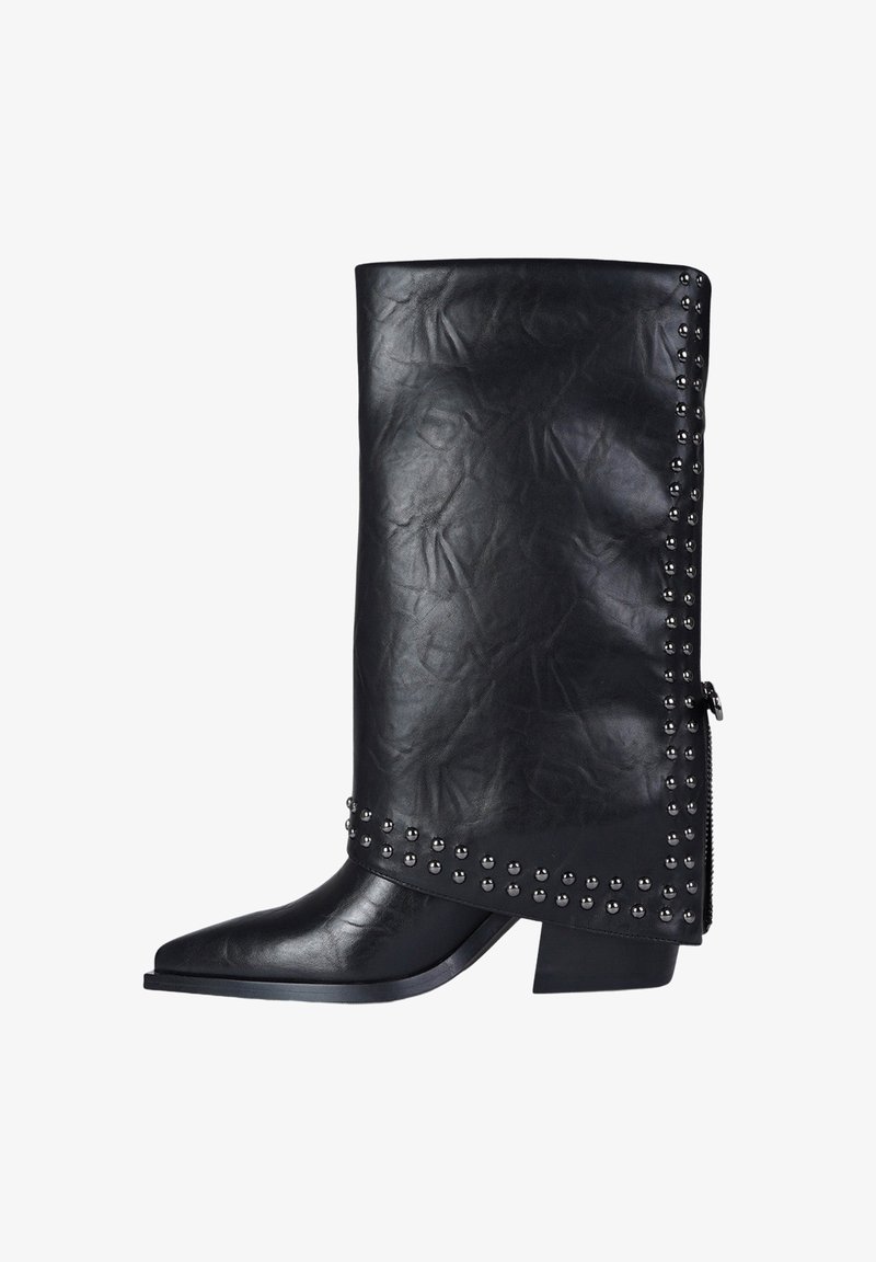 Stivali neri in pelle alti al ginocchio con risvolto, dettaglio di borchie argento lungo il lato, punta appuntita e tacco spesso.