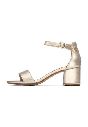 Sandalia metálica dorada con tacón ancho, puntera abierta, una sola tira frontal y correa ajustable en el tobillo con detalle de hebilla.