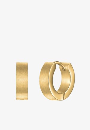 Gouden oorbellen met een geborstelde afwerking. Het ene paar heeft een smalle rechthoekige vorm, het andere is een ronde hoop met een veilige sluiting.