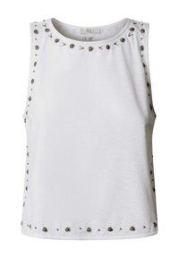 Hvid ærmeløs top med rund halsudskæring, dekoreret med små metalliske nitter langs kraven, siderne og kanten.