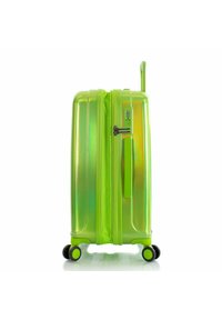 Valigia rigida di colore verde brillante con superficie testurizzata, lucchetto a combinazione, manico retrattile e quattro ruote nere per la mobilità.