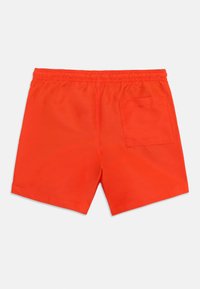 Φωτεινά πορτοκαλί μαγιό με ελαστική μέση και μία πίσω τσέπη στη δεξιά πλευρά, τοποθετημένα επίπεδα σε λευκό φόντο.