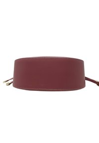 Ampio cinturino in pelle bordeaux con una superficie liscia, dotato di accessori dorati e cuciture bianche a contrasto lungo i bordi.