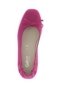 Fuchsia suède ballerina met een ronde neus en een strikaccent, voorzien van een gevoerde binnenzool en een golvende rand rondom de opening.