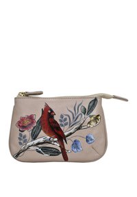 Tan leren pouch met een ritssluiting, voorzien van een rode kardinaal op een tak met kleurrijke bloemen en bladeren, gedetailleerd en met een textuur ontwerp.