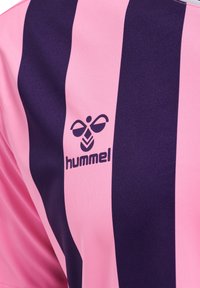 Rosa och mörk lila vertikalt randig sporttröja med "hummel"-logotyp. Tillverkad av ett smidigt tyg, har rund halsringning och korta ärmar.