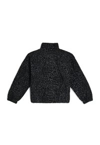 Musta, karvane, kõrge kaelusega kootud pullover, millel on tekstuuriga muster. Loodud laia tooni käised elastsete mansettidega, lühike pikkus ja nähtamatud kinnitusdetailid.