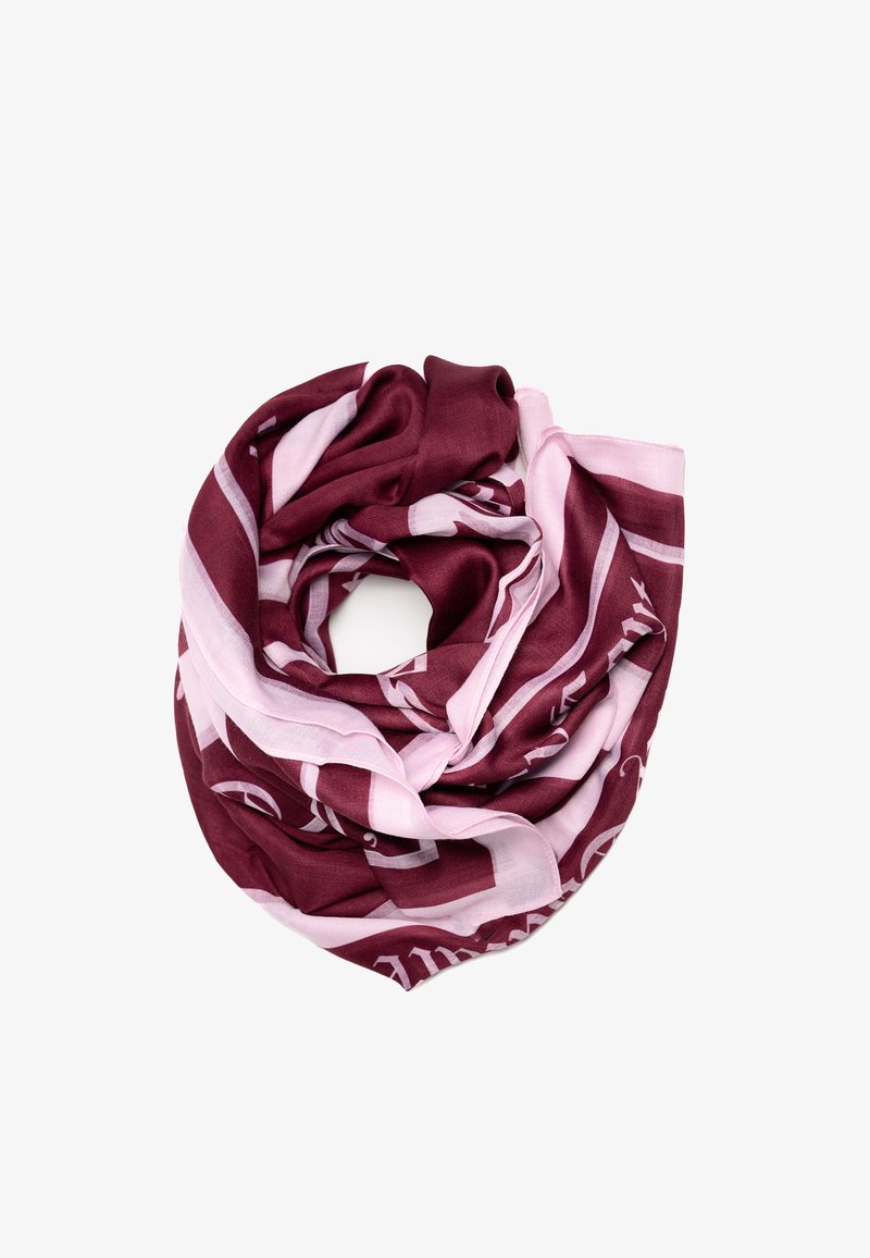Burgundy och ljusrosa scarf av mjukt tyg, med randiga mönster och ett cirkulärt mönster, hängande på ett avslappnat sätt.