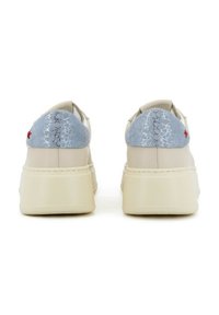 Sneaker beige con un tallone a pattern blu chiaro e texture. Materiale morbido con una suola piattaforma spessa e bianca e un accento rosso sul tallone.