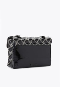 Borsa a spalla in pelle patent nera con design trapuntato e cuciture argentate. Presenta una chiusura a pattina e una tracolla a catena per il trasporto.