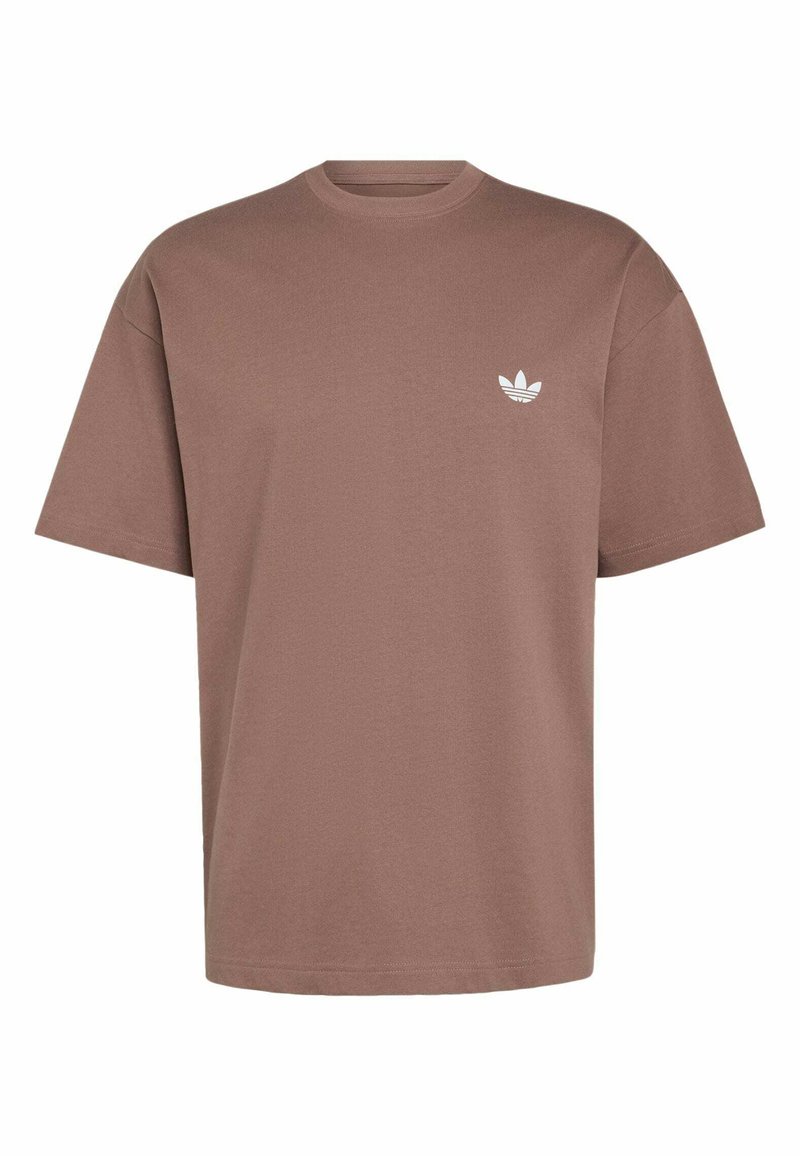 T-shirt marron à manches courtes en coton avec col rond et petit logo Adidas trefoil blanc sur le côté gauche de la poitrine.