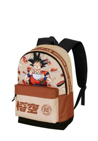 Mochila con una combinación de colores beige y marrón. Presenta un gráfico de un personaje disfrutando de la comida, rodeado de diversas ilustraciones de alimentos.