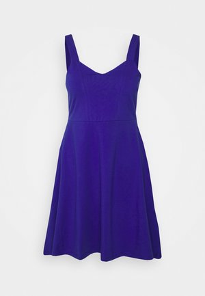 Robe sans manches violette avec un corsage ajusté et une jupe évasée. Fabriquée en tissu doux, avec un design à décolleté en V et une texture lisse.