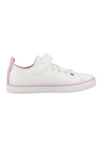Weißer Leinenschuh mit rosa Akzenten, ausgestattet mit einem Riemen- und Schnürverschluss, abgerundetem Zehenbereich und einer strukturierten Oberfläche. Flache weiße Sohle.
