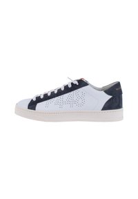 Sneaker en cuir blanc avec des accents en daim bleu marine, design perforé sur le côté, lacets blancs et semelle en caoutchouc crème.