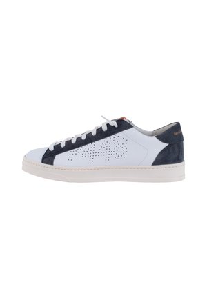 Sneaker en cuir blanc avec des accents en daim bleu marine, design perforé sur le côté, lacets blancs et semelle en caoutchouc crème.