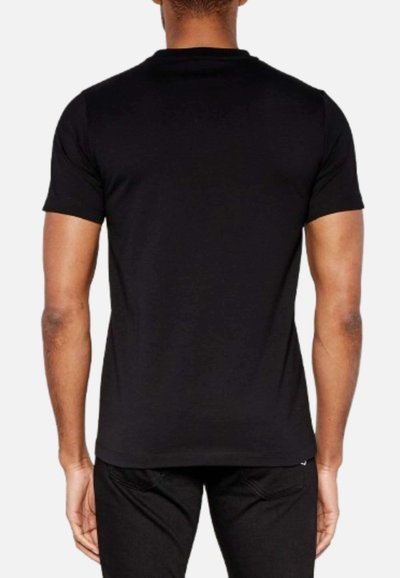 T-shirt nera a maniche corte con scollatura tonda, realizzata in un tessuto liscio, con un design semplice e linee pulite. Nessun logo o motivo visibile.