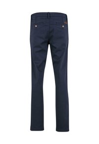 Granatowe spodnie proste z tyłu, z dwiema kieszeniami na guziki i szlufkami na pasek w talii.