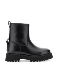 Bota de piel negra hasta el tobillo con suela gruesa y estriada, y tirador trasero con detalle de hebilla, mostrada en perfil lateral sobre fondo blanco.