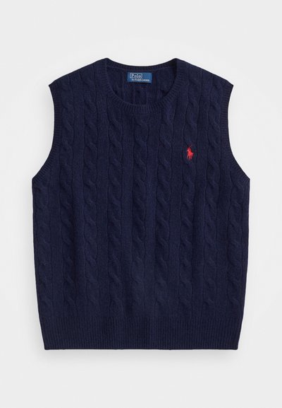 Tumši zila adīta bez piedurknēm vests ar virvju adījuma rakstu un mazu sarkanu polo logotipu kreisajā krūtī. Ribota apakšmala.