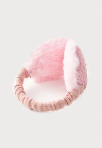 Bouchons d'oreilles roses avec un doublure en fourrure et un bandeau en tricot. Un côté présente des sequins roses pour l'accent, créant un design texturé.