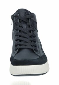 Baskets montantes en cuir noir avec des accents en suède texturé, dotées d'une semelle en caoutchouc blanche, d'un système de laçage sur le devant et d'un détail de fermeture éclair sur le côté.