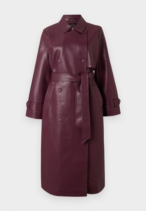 Bordeauxleren trenchcoat met een dubbele knoopsluiting, een ceintuur in de taille, grote knopen en brede manchetten. Vloeiende textuur en op maat gemaakt ontwerp.