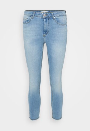 Hellblaue Skinny-Jeans aus Denim. Mit einem klassischen Bund und Knopfverschluss sowie ausgefransten Säumen an den Knöcheln. Mit distressed Details.