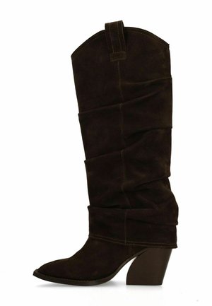 Middenkuitlaars van donkerbruin suède met een nonchalante pasvorm, een puntige neus en een schuin geplaatste blokhak.