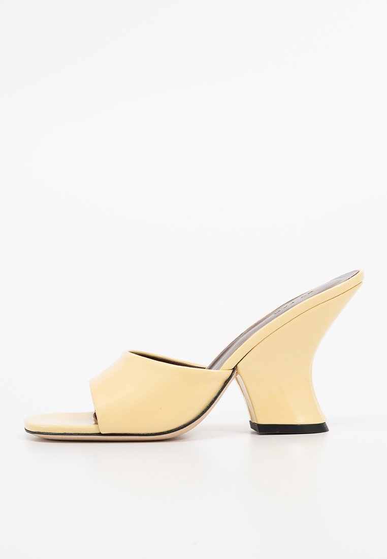 BY FAR Muiltjes met hak lichtgeel BY FAR Muiltjes met hak lichtgeel