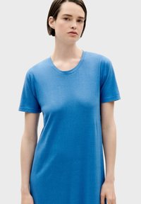 Blaues Baumwoll-T-Shirt-Kleid mit kurzen Ärmeln und rundem Ausschnitt. Glatte Textur mit entspannter Passform und ohne sichtbare Muster oder Verzierungen.