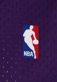 Lila Basketballtrikot aus Stoff mit Netzstruktur, das ein gesticktes NBA-Logo in Rot, Weiß und Blau zeigt, das einen dribbelnden Spieler darstellt.