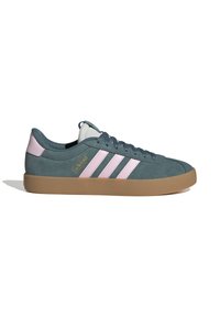 Baskets basses en daim vert foncé avec des bandes roses, languette rose au talon, languette blanche et semelle en gomme.