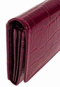 Magenta skórzany portfel z błyszczącym wykończeniem, z teksturowanym wzorem węża, wieloma kieszonkami na karty i widocznymi szczegółami szycia.