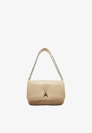 Bag in pelle beige con design a patta, tracolla in catena dorata e un emblema decorativo a forma di ape sul davanti. Texture liscia e forma strutturata.