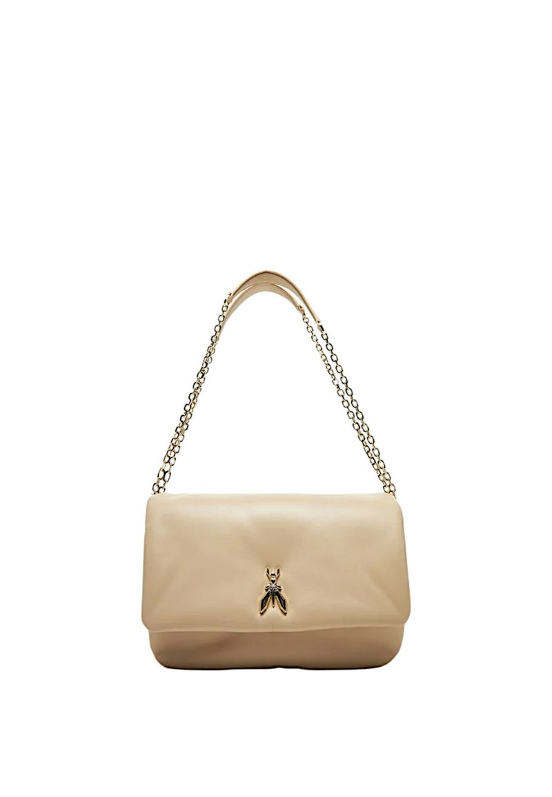 Bag in pelle beige con design a patta, tracolla in catena dorata e un emblema decorativo a forma di ape sul davanti. Texture liscia e forma strutturata.