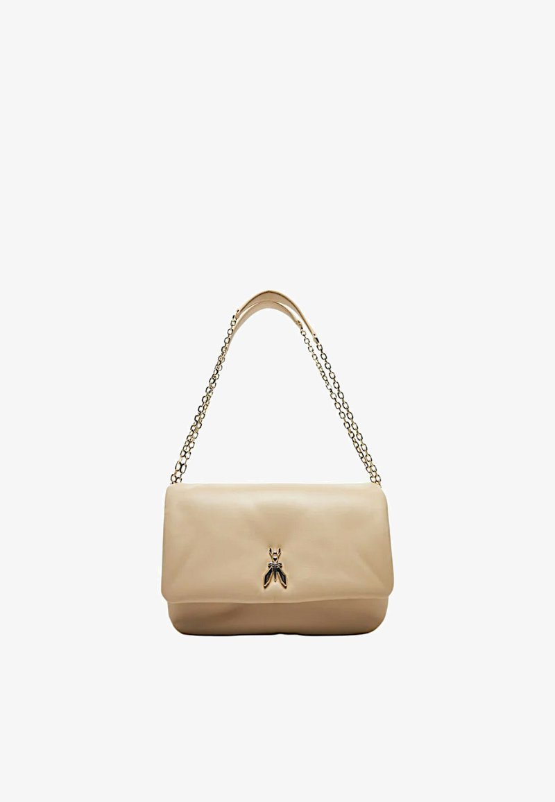 Bag in pelle beige con design a patta, tracolla in catena dorata e un emblema decorativo a forma di ape sul davanti. Texture liscia e forma strutturata.