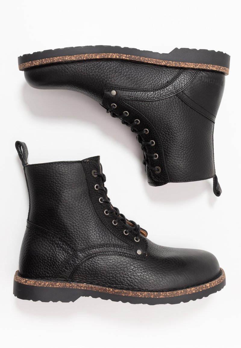 Stivaletti neri in pelle con finitura testurizzata, design con lacci e suola in gomma robusta con intersuola in sughero per un maggior confort.