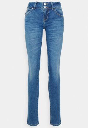 Jeans skinny en denim dans un bleu moyen délavé. Comprend une fermeture à deux boutons, cinq poches et un léger délavage sur les cuisses.