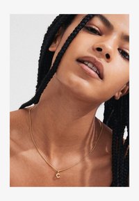 Izbrano, gold-coloured