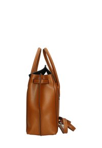 Borsa in pelle marrone con superficie testurizzata, manici doppi e base piatta. Presenta un interno nero a contrasto e una tracolla rimovibile.
