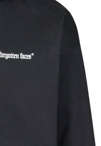 Čierna mikina so ryhovanou textúrou; má biele logo "forgotten faces" v štýlovom písme na vrchnej ľavej strane. Jednoduchý, ležérny dizajn.