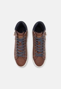 Bruna lädersneakers med blå snören, vita gummisulor och blixtlås. Strukturerad yta med en kontrasterande accent vid hälen.