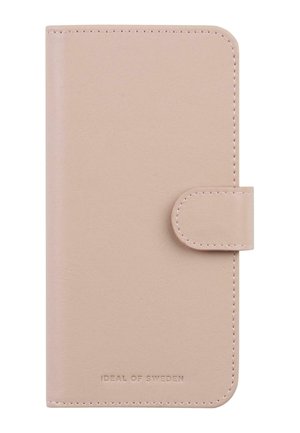Custodia per telefono in finta pelle rosa chiaro con bordo curvo e chiusura a pulsante. Presenta un logo impressa in basso e cuciture visibili.
