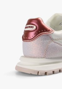 Sneaker mit einem metallischen Roségold-Fersenbereich, weißem Obermaterial und einer strukturierten, irisierenden Einlage mit Branding an der Ferse. Gummisohle.
