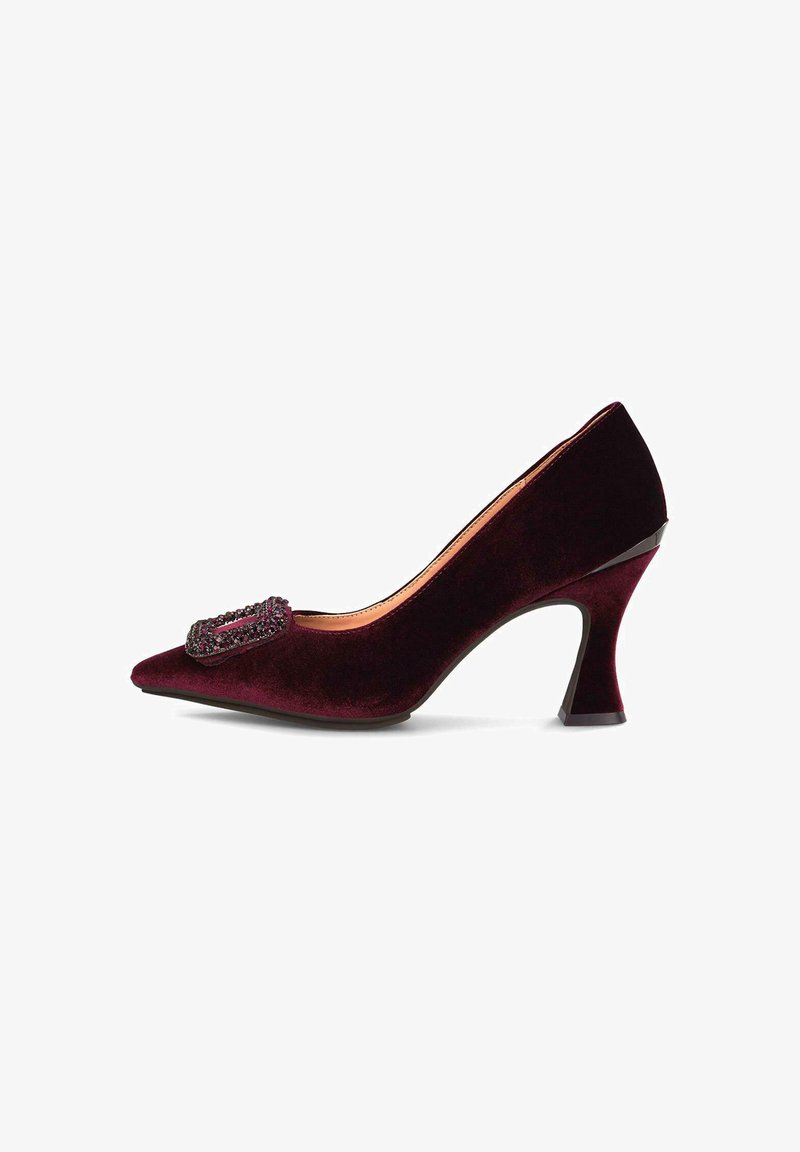 Zapatos de tacón alto de terciopelo burdeos con punta afilada y una hebilla decorativa de cuentas en la parte delantera, con tacón de altura media acampanado.