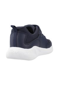 Sneakers sportivi color navy con una tomaia in sintetico liscio e pannelli in rete traspirante, con suola bianca texturizzata e linguetta sul tallone.