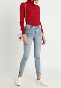 Morgan Trui - red