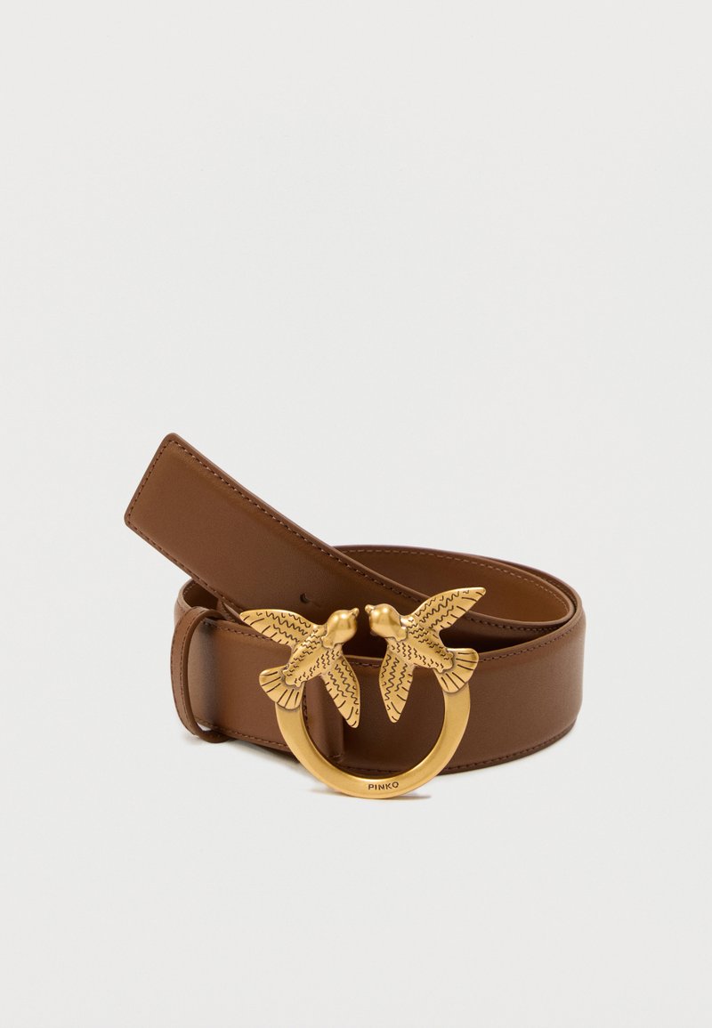 Cinturón de cuero marrón con una hebilla dorada que presenta dos pájaros detallados enfrentados dentro de un marco circular.