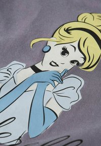 Bawełniana tkanina z nadrukiem postaci o blond włosach, niebieskich rękawiczkach i jasnoniebieskiej sukience na fioletowym tle.